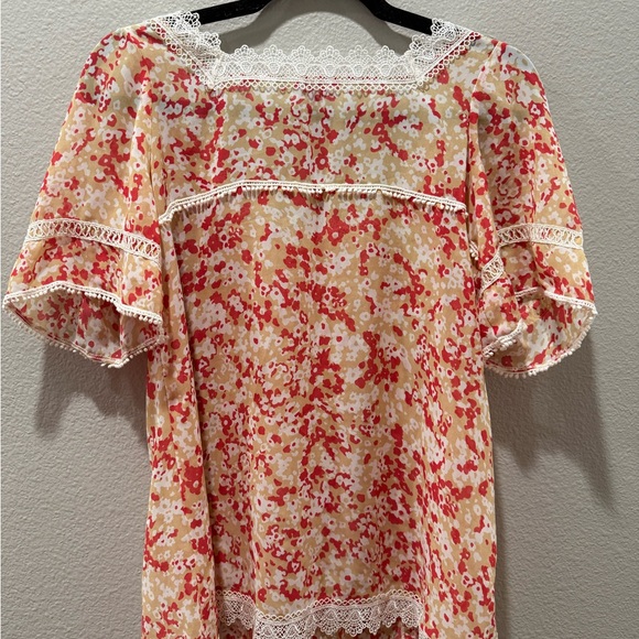 🌸 Iris Ditsy Floral Short Sleeve Blouse w/ Lace Trim & Embellishments – Size L - Picture 3 of 4